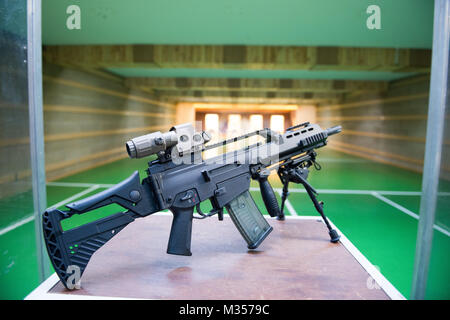 Eine Heckler und Koch G36 K A4 Gewehr mit holographischen Augen steht in der schießplatz auf chièvres Air Base, Belgien, Jan. 24, 2018. (U.S. Armee Foto von visuellen Informationen Spezialist Pierre-Etienne Courtejoie) Stockfoto