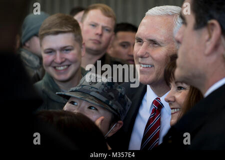 Der Vizepräsident der Vereinigten Staaten Michael Pence nimmt ein Foto mit einem Japan Air Verteidigung-kraft Mitglied, Feb 8, 2018 at Yokota Air Base, Japan. Während in Japan, Pence besuchten japanische Beamte einschließlich Premierminister Shinzo Abe, Treffen mit Truppen, und adressiert Yokota Air Base service Mitglieder vor der überschrift nach Südkorea für die PyeongChang 2018 Winter Olympics. (U.S. Air Force Foto von älteren Flieger Donald Hudson) Stockfoto