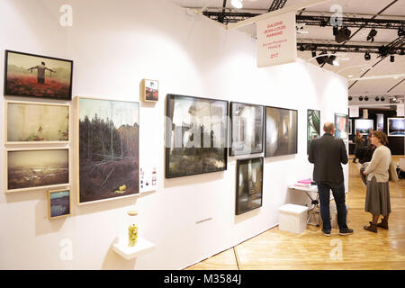 PARIS - 11. NOVEMBER: Fotofever art fair mit Menschen, Besucher und Sammler im Carrousel du Louvre am 11. November 2017 in Paris, Frankreich. Stockfoto