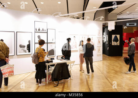 PARIS - 11. NOVEMBER: Fotofever art fair mit Menschen, Besucher und Sammler im Carrousel du Louvre am 11. November 2017 in Paris, Frankreich. Stockfoto