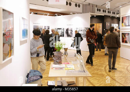 PARIS - 11. NOVEMBER: Fotofever art fair mit Menschen, Besucher und Sammler im Carrousel du Louvre am 11. November 2017 in Paris, Frankreich. Stockfoto