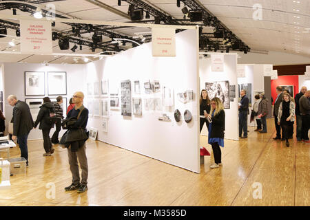 PARIS - 11. NOVEMBER: Fotofever art fair mit Menschen, Besucher und Sammler im Carrousel du Louvre am 11. November 2017 in Paris, Frankreich. Stockfoto