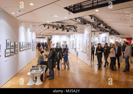 PARIS - 11. NOVEMBER: Fotofever art fair mit Menschen, Besucher und Sammler im Carrousel du Louvre am 11. November 2017 in Paris, Frankreich. Stockfoto