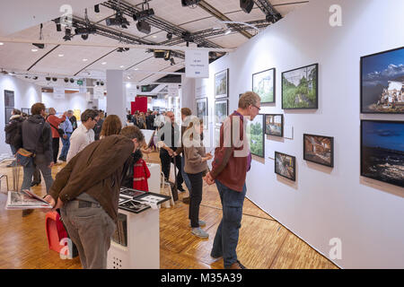 PARIS - 11. NOVEMBER: Fotofever art fair mit Menschen, Besucher und Sammler im Carrousel du Louvre am 11. November 2017 in Paris, Frankreich. Stockfoto