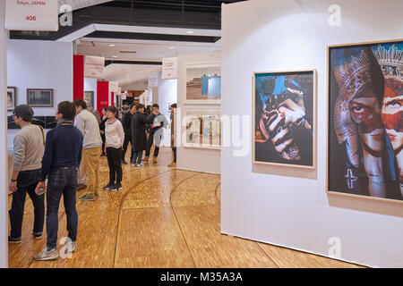 PARIS - 11. NOVEMBER: Fotofever art fair mit Menschen, Besucher und Sammler im Carrousel du Louvre am 11. November 2017 in Paris, Frankreich. Stockfoto