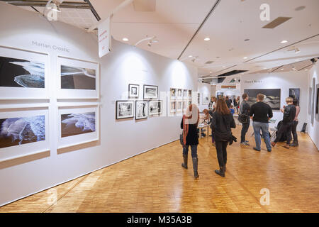 PARIS - 11. NOVEMBER: Fotofever art fair mit Menschen, Besucher und Sammler im Carrousel du Louvre am 11. November 2017 in Paris, Frankreich. Stockfoto