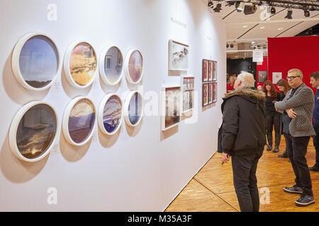 PARIS - 11. NOVEMBER: Menschen bei runden und quadratischen Bilder bei Fotofever Kunst, Besucher und Sammler im Carrousel du Louvre, die am 11. November, Stockfoto