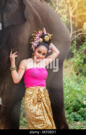 Hübsche Thai Girl im traditionellen thailändischen Kleid mit Elephant Stockfoto