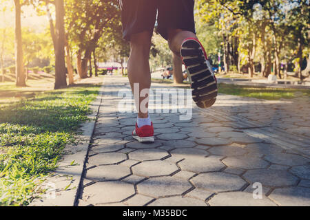 Junge fitness Mann Läufer laufen auf der Straße in Park Stockfoto