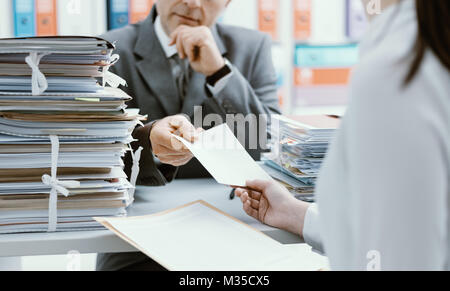 Business Meeting im Büro: eine Frau ist, die Unterlagen zu einem Business Executive Stockfoto