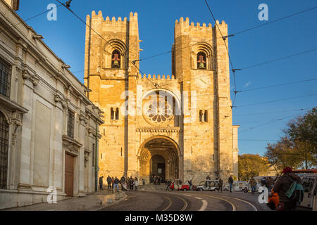 Lissabon, Portugal - 7. DEZEMBER 2017: Street View und Se Kathedrale im Stadtzentrum von Lissabon, Portugal Stockfoto