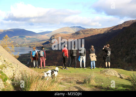 Eine Gruppe junger Menschen genießen die Aussicht vom Gipfel des 290 Meter hohen Schloss crag im Borrowdale, Teil des englischen Lake District. Stockfoto