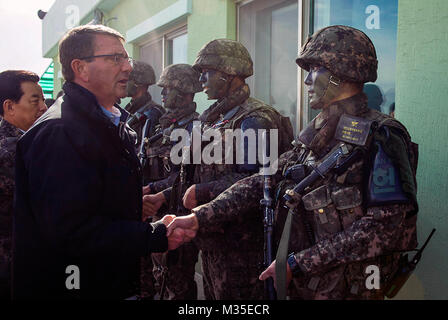 Verteidigungsminister Asche Carter schüttelt Hände mit der Republik Korea Soldaten bei einem Besuch des Koreanischen demilitarisierten Zone Nov. 1, 2015 als Teil seiner Asien-pazifik-Reise. Während der Reise der Sekretär an die Staats- und Regierungschefs aus mehr als einem Dutzend Nationen werden über Ostasien und Südasien treffen, um zu helfen, die nächste Phase des US-militärische Gleichgewicht in der Region durch Modernisierung der langfristigen Allianzen und den Aufbau neuer Partnerschaften. (Foto von Senior Master Sgt. Adrian Cadiz) (Freigegeben) US-Verteidigungsminister Visits ROK Soldaten an die Entmilitarisierte Zone von # FIRMA PACOM Stockfoto