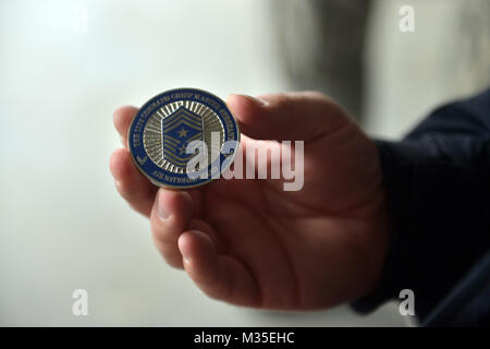 NEW YORK, NEW YORK - New York Port Authority Police Officer D. Steffens zeigt eine Herausforderung Münze, die er von Air National Guard Befehl Chief James Hotaling bei einem Besuch der Soldaten im Feld Beirat der Veteran's Day, November 11 2015 in Lower Manhattan. Während dieser Besprechung Mitglieder sprach mit dem 11. September 2001 Ersthelfer, die Mitglieder des New York City Fire Department, und mit dem Direktor der Air National Guard, Generalleutnant Stanley E. Clarke III. Kurz vor dem Ende der Veranstaltung, General Clarke wurde eingeladen, um die Reihenfolge der Schwert zu verbinden. Die Ziele der Efac ist auf p Stockfoto