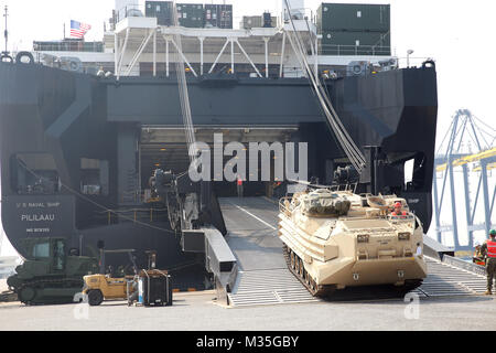 180206-N-IX 266-009 Laem Chabang, Thailand - ein amphibisches Fahrzeug rollt von der Rampe der Military Sealift Command (MSC) große, mittlere Geschwindigkeit, Roll-on/Roll-off-ship USNS Pililaau (T-AK 304) während einer Offload am Hafen hier die Ausrüstungen für die Cobra Gold 2018, Feb 5 zu liefern. Die USNS Pililaau ist Teil der maritimen Vorpositionierung Schiffe Staffel drei, bestehend aus einer Flotte von staatlichen Schiffen von MSC betrieben und ist in der Guam-Saipan im westlichen Pazifischen Ozean. CG18 ist ein Thailand und United States co-sponsored Übung jährlich im Königreich von Tha durchgeführt Stockfoto