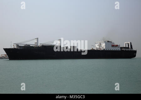 180206-N-IX 266-001 Laem Chabang, Thailand - Military Sealift Command (MSC) große, mittlere Geschwindigkeit, Roll-on/Roll-off-ship USNS Pililaau (T-AK 304) kommt an der Port Hier die Ausrüstungen für die Cobra Gold 2018, Feb 5 zu liefern. Die USNS Pililaau ist Teil der maritimen Vorpositionierung Schiffe Staffel drei, bestehend aus einer Flotte von staatlichen Schiffen von MSC betrieben und ist in der Guam-Saipan im westlichen Pazifischen Ozean. CG18 ist ein Thailand und United States co-sponsored Übung jährlich im Königreich Thailand durchgeführt. (U.S. Marine Foto von Grady T. Fontana/Freigegeben) Stockfoto