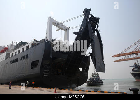 180206-N-IX 266-003 Laem Chabang, Thailand - Military Sealift Command (MSC) große, mittlere Geschwindigkeit, Roll-on/Roll-off-ship USNS Pililaau (T-AK 304) die Rampe am Hafen senkt hier vor Operationen zur Unterstützung der Cobra Gold 2018, Feb 5. Die USNS Pililaau ist Teil der maritimen Vorpositionierung Schiffe Staffel drei, bestehend aus einer Flotte von staatlichen Schiffen von MSC betrieben und ist in der Guam-Saipan im westlichen Pazifischen Ozean. CG18 ist ein Thailand und United States co-sponsored Übung jährlich im Königreich Thailand durchgeführt. (U.S. Marine Foto von Grady T. Fontana/Re Stockfoto