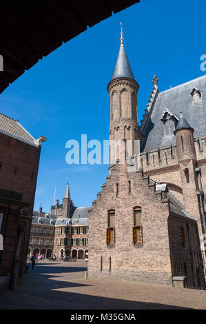 Seitenansicht des Ridderzaal, mit dem Binnenhof (Innenhof) im Hintergrund, Den Haag (Den Haag), Niederlande Stockfoto