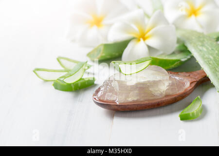 Aloe vera in Holz Löffel auf alten weißen Holz Hintergrund, Kräuter- und Gesundheitswesen Konzept Stockfoto