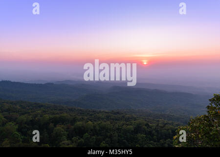 Schönen Himmel und Sonnenuntergang im Phu Hin Rong Kla National Park Provinz Phitsanulok in Thailand Stockfoto