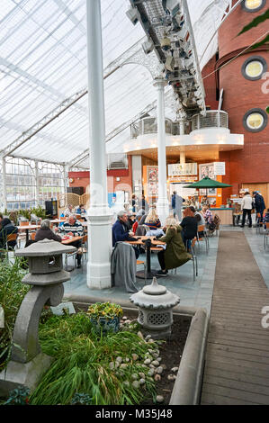 Kunden genießen Sie ein Mittagessen in einem lokalen Café in People's Palace in Glasgow, UK Stockfoto