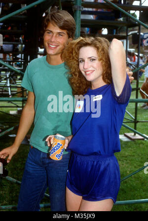 MALIBU, CA - 11. SEPTEMBER: (L-R) Schauspieler Rob Lowe und Schauspielerin Melissa Gilbert in der Schlacht von dem Netzwerk Stars bei der Pepperdine Universität am 11. September 1982 in Malibu, Kalifornien. Foto von Barry King/Alamy Stock Foto Stockfoto