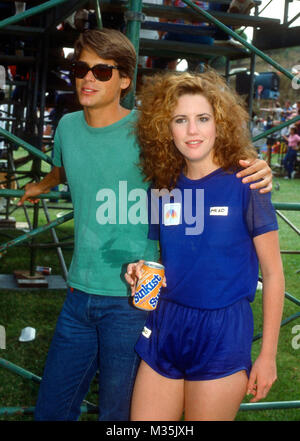 MALIBU, CA - 11. SEPTEMBER: (L-R) Schauspieler Rob Lowe und Schauspielerin Melissa Gilbert in der Schlacht von dem Netzwerk Stars bei der Pepperdine Universität am 11. September 1982 in Malibu, Kalifornien. Foto von Barry King/Alamy Stock Foto Stockfoto