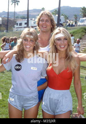 MALIBU, CA - 11. SEPTEMBER: (L-R) Schauspielerin Heather Locklear, Schauspieler Byron Cherry und Schauspielerin Heather Thomas in der Schlacht von dem Netzwerk Stars bei der Pepperdine Universität am 11. September 1982 in Malibu, Kalifornien. Foto von Barry King/Alamy Stock Foto Stockfoto