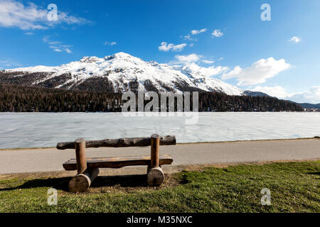 Schönen Berglandschaft, See, Eis, Holzbank Stockfoto