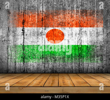 Niger Flagge auf Hintergrund Textur grauer Beton mit Parkettboden lackiert Stockfoto