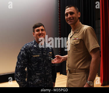 151214-N-FN 963-0 XX Yokosuka, Japan (14. Dezember 2015) - Hintere Adm. Matthew Carter, Commander, Naval Forces Japan/Marine Region Japan (CNFJ/CNRJ), gibt CNFJ/CNRJ Personal Awards während alles - Hände bei der Commander, Flotte Aktivitäten Yokosuka Flotte Theater. (U.S. Marine Foto von Mass Communication Specialist 2. Klasse Richard L.J. Gourley/Freigegeben) 151214-N-FN 963-029 von Commander, U.S. Naval Forces Japan (CNFJ) Stockfoto