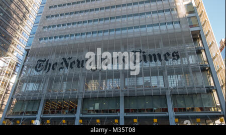 New York City, USA - 17. März 2017: Eingang auf dem Gebäude der Tageszeitung "New York Times". Es ist eine der wichtigsten Zeitungen in Stockfoto