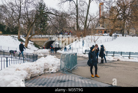 New York City, USA - 18. März 2017: Menschen schlendern und Jogger laufen auf der Mall im Central Park. Der Central Park ist die meisten städtischen Park in den USA besucht. Stockfoto