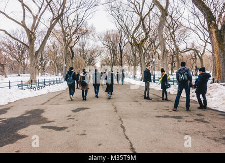 New York City, USA - 18. März 2017: Menschen schlendern und Jogger laufen auf der Mall im Central Park. Der Central Park ist die meisten städtischen Park in den USA besucht. Stockfoto