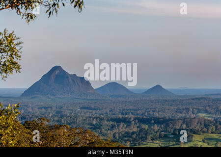 Blick auf den Glass House Mountains am Abend, Sunshine Coast, Queensland, Australien Stockfoto