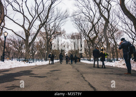 New York City, USA - 18. März 2017: Menschen schlendern und Jogger laufen auf der Mall im Central Park. Der Central Park ist die meisten städtischen Park in den USA besucht. Stockfoto