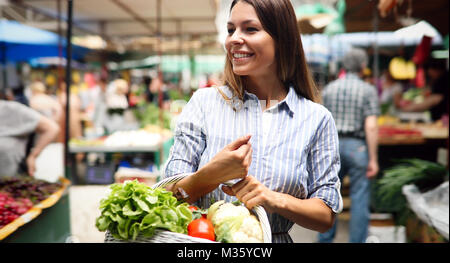 Portrait der schönen Frau mit Warenkorb Stockfoto