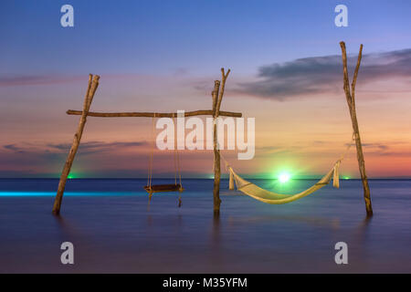 Holz- Schaukel und Hängematte am Strand von Koh Kood Insel in Thailand. Stockfoto