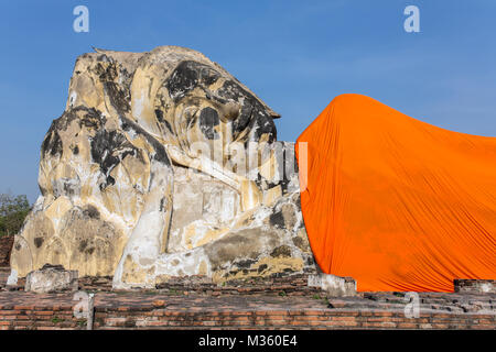 Liegender Buddha am Wat Lokayasutharam in Ayutthaya, Thailand Stockfoto