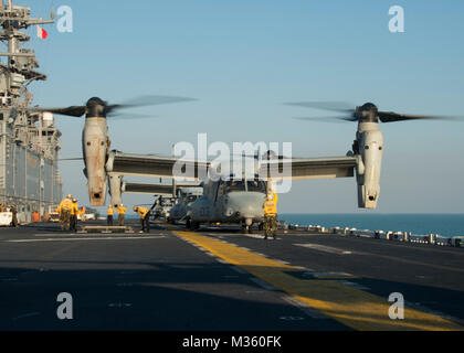 150712-N-NP 779-017 INDISCHER OZEAN (12. Juli 2015) - MV-22 Osprey tiltrotor Aircraft, zugeordnet zu den Marine Medium Tiltrotor Squadron (VMM) 265 (verstärkt), starten Sie aus dem Flight Deck vorbereiten auf Vorwärts - bereitgestellt Amphibisches Schiff USS BONHOMME RICHARD (LHD6). Bonhomme Richard ist im Indischen Ozean in Talisman Sabre 2015 Teilnehmenden. Talisman Säbel ist eine bilaterale Übung zur Australischen und US-Streitkräfte in die Planung und Durchführung der Kombinierten task force Operationen zu trainieren. (U.S. Marine Foto von Mass Communication Specialist 1. Klasse Ty C. Connors/Freigegeben) Osprey zieht aus den USA Stockfoto