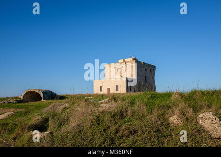 XVI Jahrhundert alten Wehrturm Torre Guaceto entlang der Küste von Apulien. Italien Stockfoto