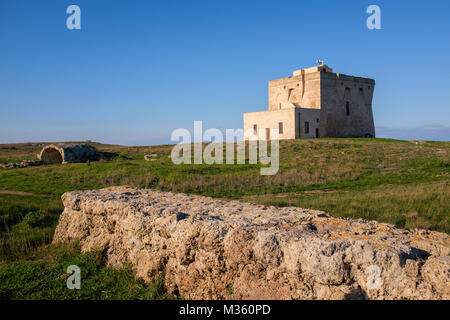 XVI Jahrhundert alten Wehrturm Torre Guaceto entlang der Küste von Apulien. Italien Stockfoto