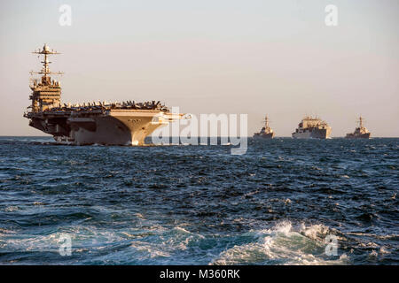 150719-N-XM 324-108 TIMORSEE (Juli 19, 2015) (von links nach rechts) Der Nimitz-Klasse Flugzeugträger USS George Washington (CVN 73) Arleigh-Burke-Klasse geführte Anti-raketen-Zerstörer USS Mustin (DDG89), dry Cargo ship USNS Washington Kammern (T-AKE 11), und der Arleigh-burke-Klasse geführte Anti-raketen-Zerstörer USS Chafee (DDG90) führen Sie eine Auffüllung auf See. (U.S. Marine Foto von Mass Communication Specialist 3. Klasse Patrick Dionne/Freigegeben) USS George Washington führt die Auffüllung auf See durch # FIRMA PACOM Stockfoto