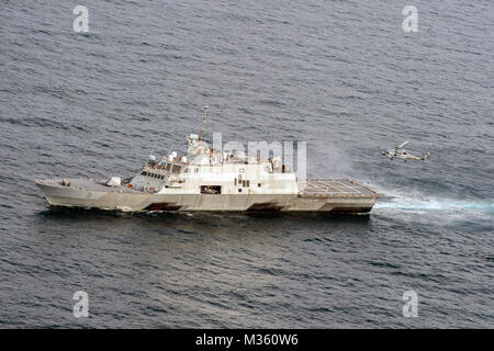 150720-N-MK 881-245 SOUTH CHINA SEA (20. Juli 2015) eine Sikorsky S-70B Seahawk aus der Republik Singapur Marine landet auf dem Littoral Combat Ship USS Fort Worth (LCS 3) Während deck Landung Qualifikationen als Teil der Zusammenarbeit flott Bereitschaft und Weiterbildung (Karat), Singapur 2015. CARAT ist eine jährliche bilaterale Übung Serie mit der US Navy, US Marine Corps und der bewaffneten Kräfte der neun Partner Nationen. (U.S. Marine Foto von Mass Communication Specialist 2. Klasse Joe Bischof/Freigegeben) Zusammenarbeit flott Bereitschaft und Weiterbildung Unterwegs in Südchina Meer von # FIRMA PACOM Stockfoto