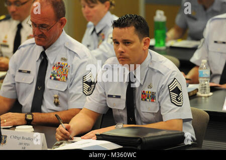 Chief Master Sgt. James W. Hotaling, 11 command Chief Master Sergeant der Air National Guard spricht mit neu gefördert Air National Guard Chief Master sergeants auf der Chief Executive Course, Air National Guard Readiness Center, Joint Base Andrews, MD., 20. Juli 2015. Der Zweck der KEK wird neuer Chief Master Sergeants mit einem groben Überblick über Operationen auf strategischer Ebene zur Verfügung zu stellen. (Air National Guard Foto von Master Sgt. David Eichaker/Freigegeben) ANG Befehl Chief Adressen neu durch den Befehl Leiter der Air National Guard Chief Master Sergeants ernannt Stockfoto