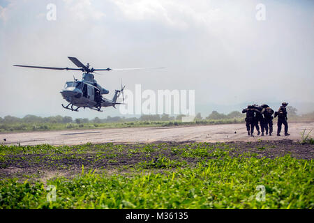 Us-Marines escort einen simulierten Unfall auf einer UH-1Y Venom während eines Unfalls evakuierungsübung als Teil der Air Assault Support Übung 2015-2 in Basa Air Base in Pampanga, Philippinen, 21. Juli 2015. Die Marines sind Teil einer Patrouille, eine Praxis, die RAID-und Unfallversicherung Evakuierungsübung in der ganzen Dschungel ausgeführt. Der Bohrer vorbereitet Marines mit den Strapazen des patrouillieren durch dichte Vegetation und Hubschrauber Extraktion zu beschäftigen. Die Marines sind mit 2 Platoon, Fuchs, 2.BATAILLON, 3 Marines und sind durch die Einheit Deployment Program zu III Marine Expeditionary Force befestigt. (U. Stockfoto