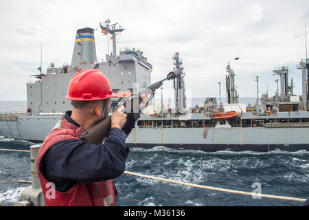 150721-N-MK 881-724 SOUTH CHINA SEA (21. Juli 2015) Der Chief Gunner Mate Klüsener feuert einen Schuß Linie während einer Auffüllung auf See Übung mit und der Republik Singapur Marine als Teil der Zusammenarbeit flott Bereitschaft und Weiterbildung (Karat), Singapur 2015 Flotte Auffüllung öler USNS Pecos (T-AO 197). CARAT ist eine jährliche bilaterale Übung Serie mit der US Navy, US Marine Corps und der bewaffneten Kräfte der neun Partner Nationen. (U.S. Marine Foto von Mass Communication Specialist 2. Klasse Joe Bischof/Freigegeben) Zusammenarbeit flott Bereitschaft und Weiterbildung unterwegs in das Südchinesische Meer von # PAC Stockfoto