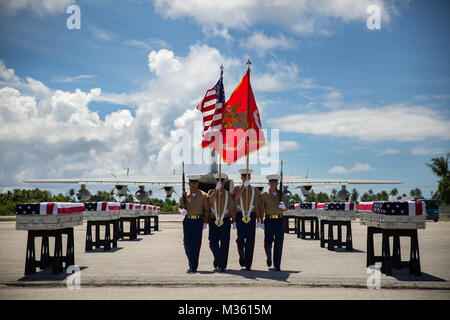 Ein 3. Marine Regiment Color Guard nimmt seinen Platz, 25. Juli 2015, während einer Rückführung Zeremonie in Tarawa, Kiribati. Die Zeremonie geehrt die Überreste von ca. 36 Marines, die kämpften und während der Schlacht um Tawara während des Zweiten Weltkrieges starb, und wurden auf der C-130 J Hercules Flugzeug zurück nach Hause in die Vereinigten Staaten transportiert werden geladen. (U.S. Marine Corps Foto von Cpl. Matthew J. Bragg) Rückführung Zeremonie Ehren gefallene Marines aus der Schlacht von tarawa von # FIRMA PACOM Stockfoto