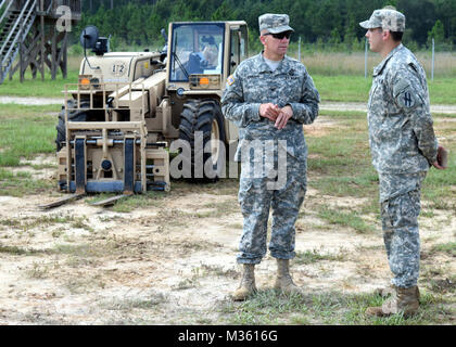 FORT STEWART, Ga 25. Juli 2015 - Oberst Thomas Carden, Kommandant der Georgia Army National Guard Fragen 2. Lt. Gerald Spencer, Firma E, 148 Brigade Support Bataillon auf Munition Wartebereich verfahren. Georgien Army National Guard Foto von Kapitän William Carraway/freigegeben Leutnants und Logistik durch Georgien National Guard Stockfoto