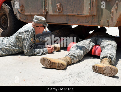 FORT STEWART, Ga Juli 25, 2015 Oberstleutnant Thomas Carden, Kommandant der Georgia Army National Guard in der Mechanik der Echo-Firma prüft, 148 Brigade Support Battalion, wie Sie ein Starter in einem High Mobility Multipurpose Radfahrzeug ändern. Georgien Army National Guard Foto von Kapitän William Carraway/Freigegeben geerdet Führung durch Georgia National Guard Stockfoto